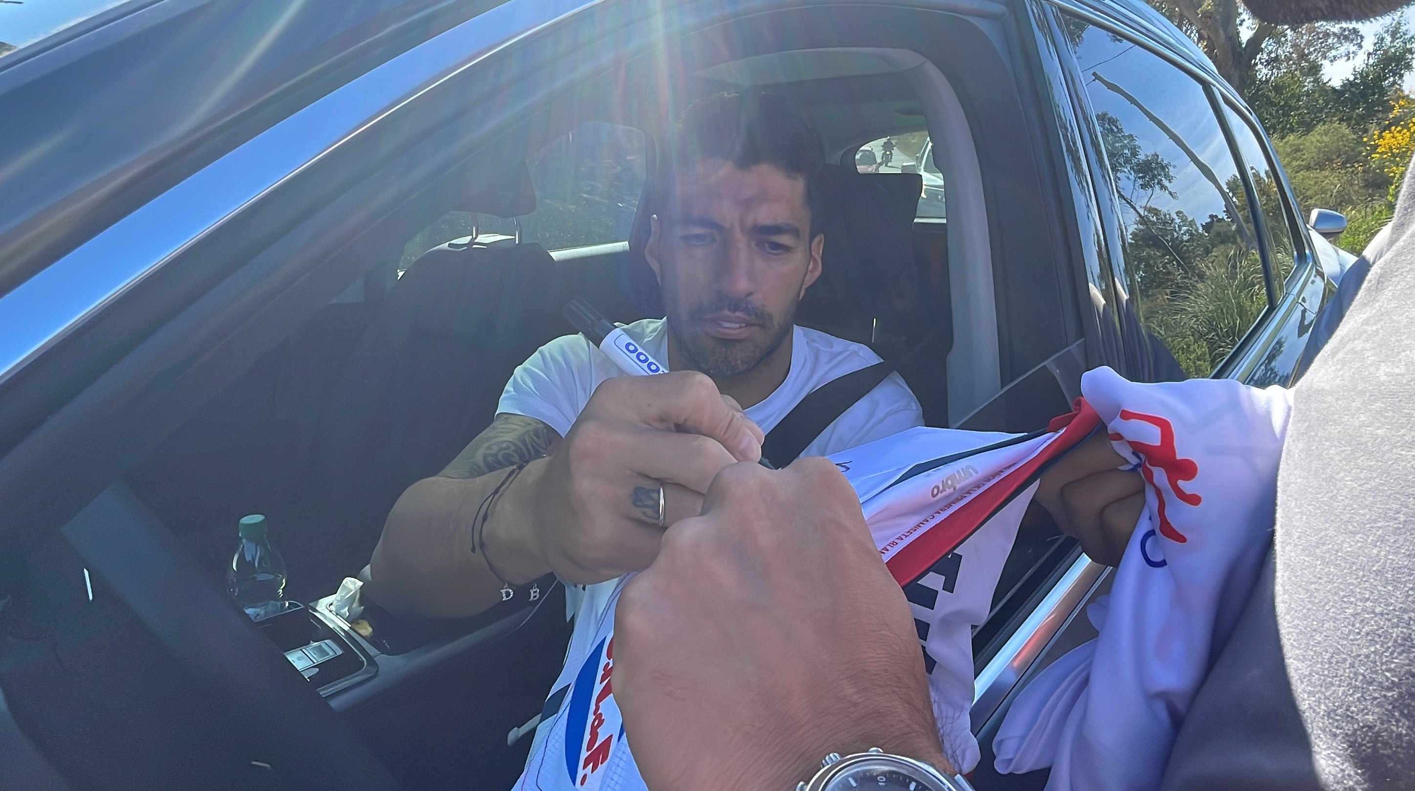 Luis Suárez firmando una camiseta a un hincha de Nacional en el Complejo Celeste. Foto: Sofía Gard