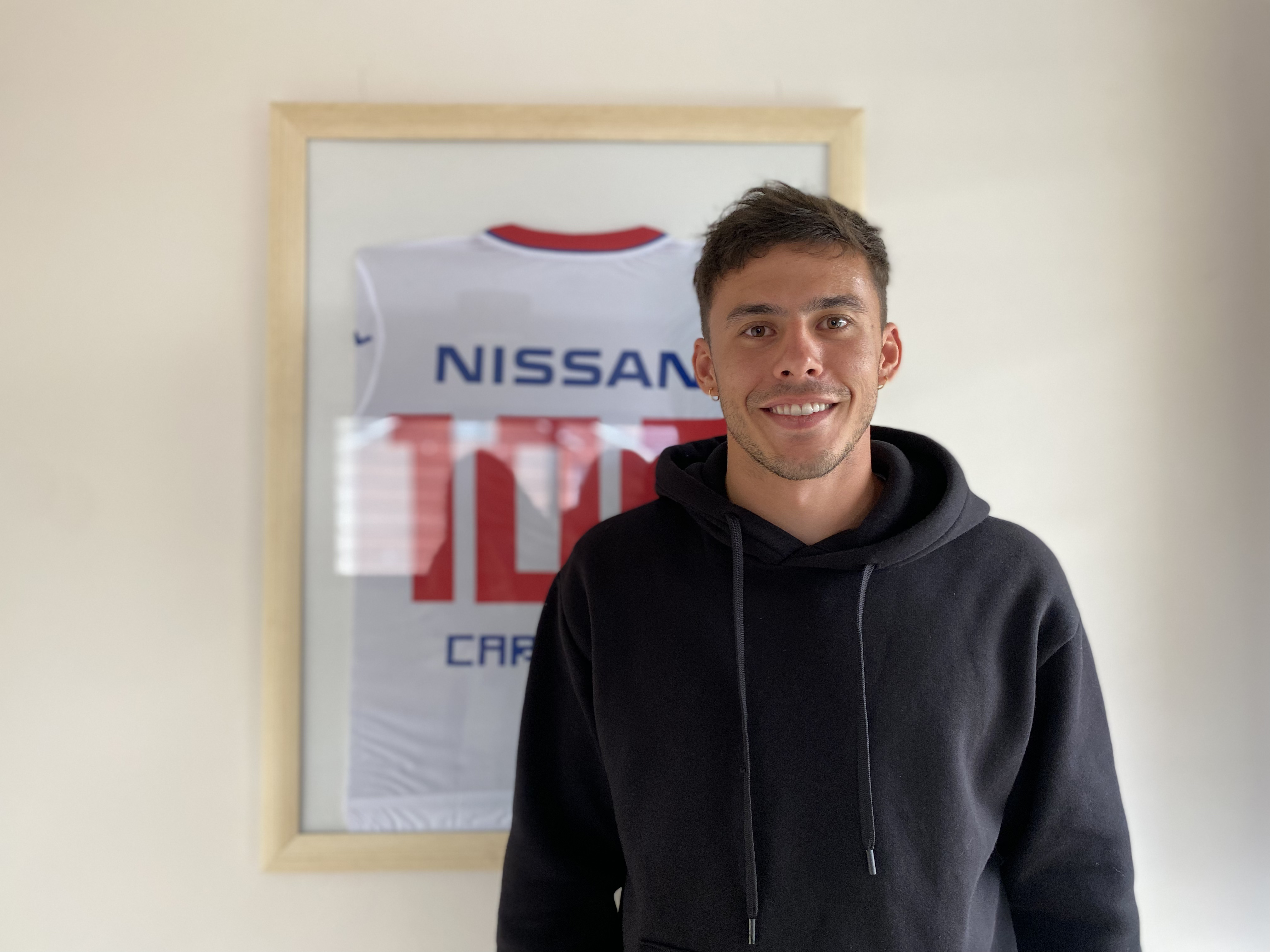 Felipe Carballo frente a su remera por los 100 partidos con Nacional. Foto: Sofía Gard