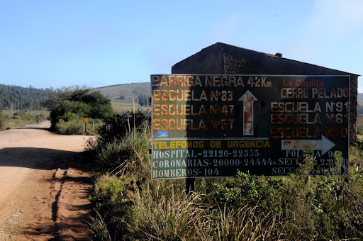 Cartel del camino que conecta Minas con Barriga Negra. Foto: Sofía Berardi