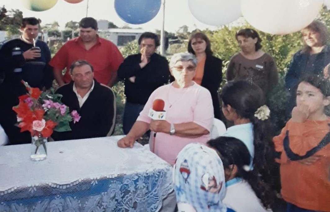 Amanda en evento con vecinos en inauguración de alumbrado público.